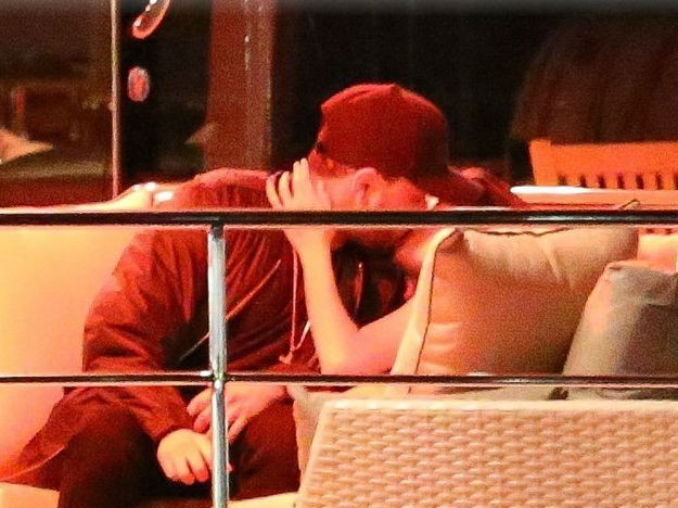 Selena-Gomez-Weeknd-Kissing-Yacht-February-2017 (1)